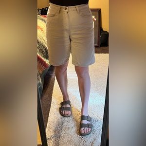 Vintage Levi’s tan Dad shorts loose fit 31 waist